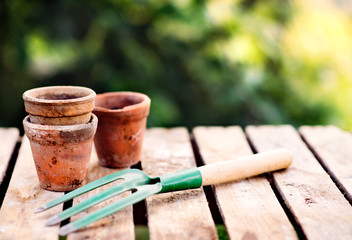Naklejka premium Garden tool and flower pots in the garden.