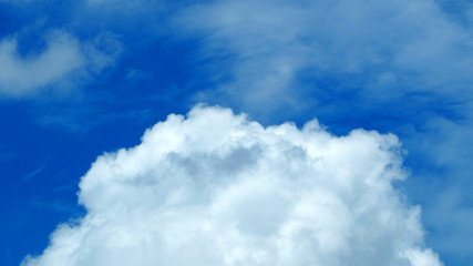 Obraz premium Big white cloud on the blue sky.