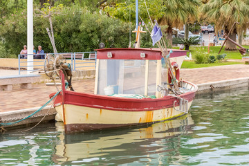 Obraz premium barque de pêche dans le port de Saint-Mandrier-sur-mer, Toulon, France 