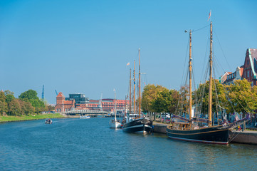 Stadtbild mit Traditionsseglern auf der Untertrave in Lübeck