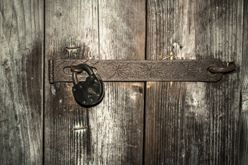 Old rusty door lock on a old gates, © jteivans