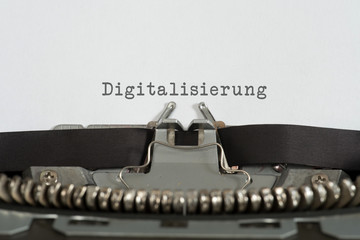 Eine alte Schreibmaschine und das Wort Digitalisierung