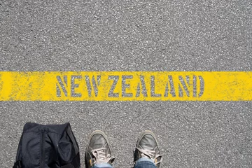 Foto op Canvas Ein Mann mit Koffer steht an der Grenze zu Neuseeland © studio v-zwoelf