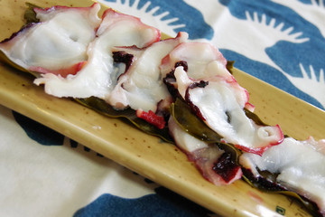 タコのスライス昆布締め