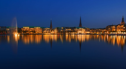 Fototapeta premium Hamburger Alster bei Nacht