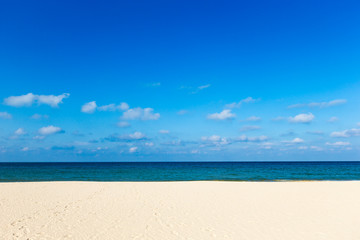 Fototapeta na wymiar beach and tropical sea