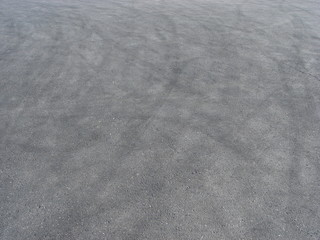 タイヤ痕のあるアスファルト路面