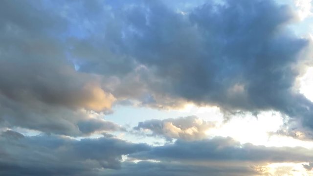 流れる雲のタイムラプス　青空