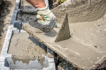 Filling foundation blocks with mortar