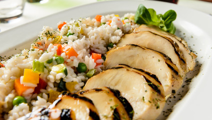 Piatto unico con carne di pollo e riso, fuoco selettivo