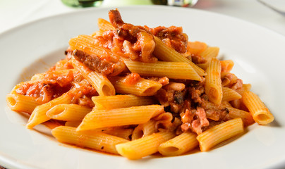 Penne all'amatriciana, ricetta italiana, fuoco selettivo