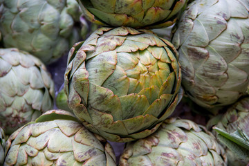 Obraz premium Pile of artichokes as a background
