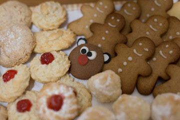 lots of gingerbread christmas cookies