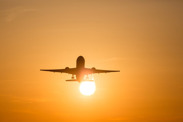 太陽と飛行機の美しいシルエット