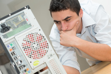 Obraz premium young technician have a problem with computer