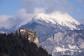 Slovenia, Lago di Bled. Il castello e montagne con neve.