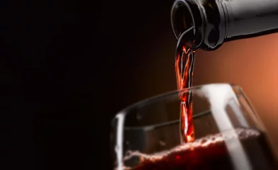 Vlies Fototapete Bar guter Wein in ein Glas gegossen
