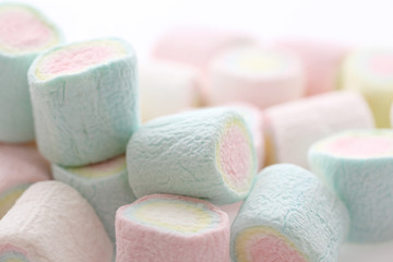 Obraz na płótnie Canvas Pastel colourful marshmallows isolated in white background