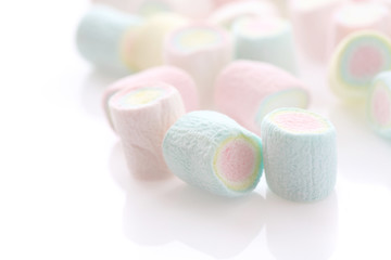 Fototapeta na wymiar Pastel colourful marshmallows isolated in white background