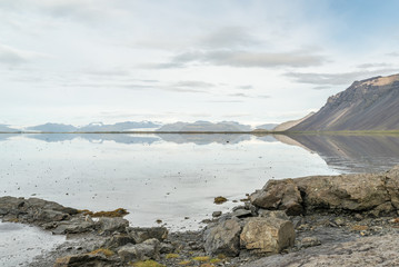 Vista del glaciar Vatnajokull reflejados en el mar en Islandia