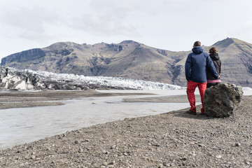 Pareja de senderistas mirando al glaciar Skaftafellsjokull en Islandia