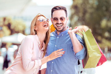 Naklejka premium Happy couple in shopping.