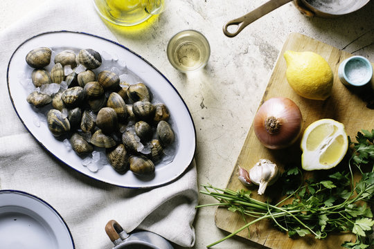 Ingredients for steamed clams with white beans.