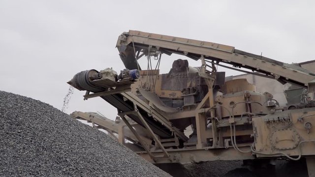the mining process machine mining ore into fine raw materials