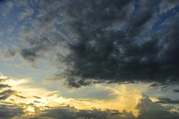 Obraz premium Cloudy sky group with condensation in evening before sunset and raining.