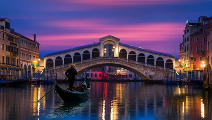 Foto op Plexiglas Venetië Gondel bij de Rialtobrug in Venetië, Italië