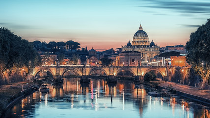 Obraz na płótnie Canvas St Peter's basilica in the Vatican viewed from a Rome bridge