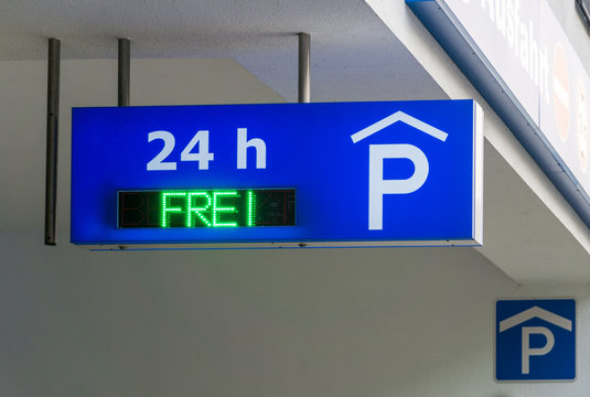 Schild Parkplatz oder Parkhaus 24h