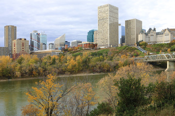 Fototapeta na wymiar Edmonton city center with colorful aspen in autumn