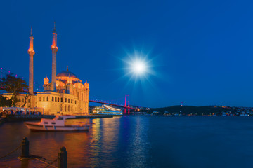 Fototapeta na wymiar Ortakoy mosque and Bosphorus bridge, Istanbul, Turkey 