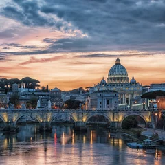 Photo sur Plexiglas Monument St Peter's basilica in the Vatican viewed from a Rome bridge