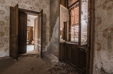 offene tueren in alten haus