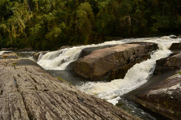 Cachoeiras com floresta ao fundo