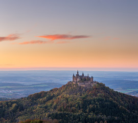 Obraz premium Burg Hohenzollern bei Sonnenuntergang