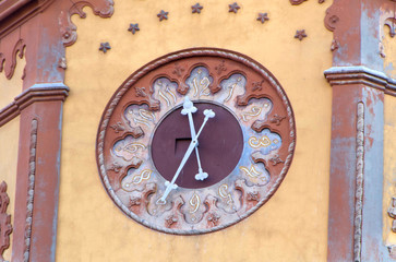 Fototapeta na wymiar Old clock on the building