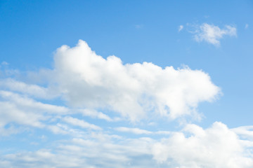 Fototapeta na wymiar blauer Himmel mit Wolken 