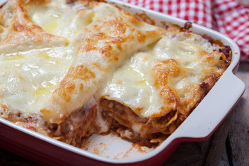 Tomato and ground beef lasagne rolls