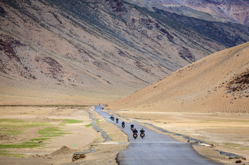 Naklejka premium Road through Changthang plateau