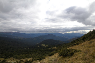 Naklejka premium carpathian mountaines autumn landscape, forest and hills background 