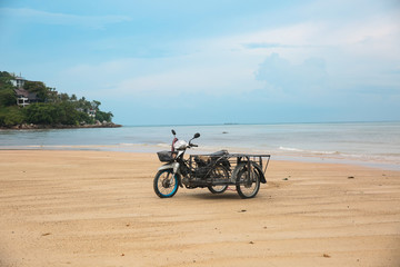 Obraz premium Phuket, Thailand. Coast. Kata beach. Early morning. Stone and jungle