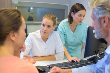 Obraz premium doctor and couple patient