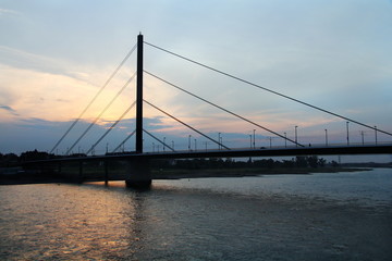 Brücke bei Sonnenuntergang, Düsseldorf