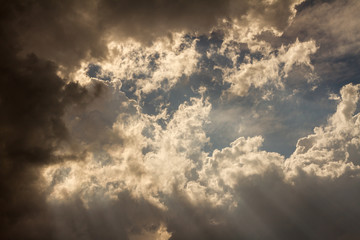 Fototapeta na wymiar Céu com nuvens escuras , raio de sol entre as nuvens 