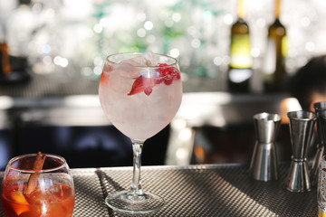 Cocktail mit Johanessbeere und Eis auf einer Bar