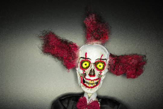 Portr&auml;t einer als unheimlicher Clown bemalten Skelettpuppe