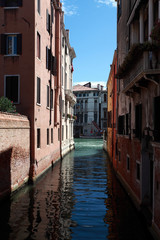 Fototapeta na wymiar houses on the canals in venice c